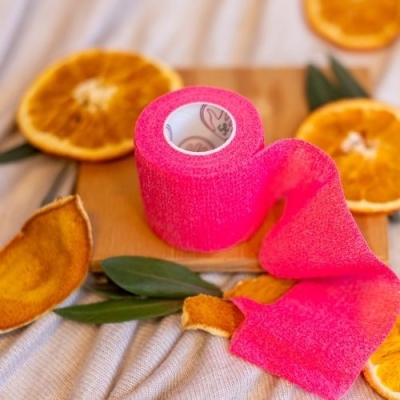 Różowy bandaż dla dzieci (dziewczynki). Bezbolesny opatrunek samoprzylepny, który nie wyrywa włosków przy zdejmowaniu.