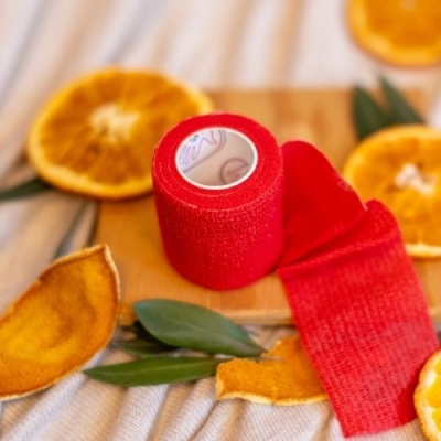 Czerwony bandaż weterynaryjny dla psa i kota (vet wrap). Gorzki bandaż samoprzylepny na łapę, nie ciągnie sierści.