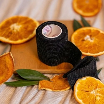 Czarny bandaż kohezyjny do tatuażu (Grip Wrap). Antypoślizgowa owijka na gryf maszynki i ochrona palców na siłowni.