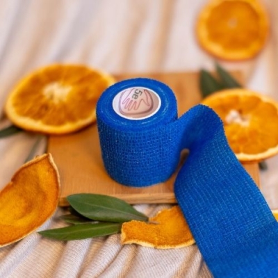 Niebieski bandaż na nadgarstek 5cm. Lekka opaska kohezyjna przy zespole cieśni nadgarstka i przeciążeniach biurowych.