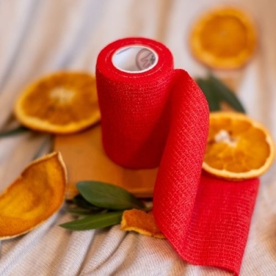 Czerwony bandaż samoprzylepny 7,5cm. Mocny opatrunek uciskowy do tamowania krwawienia i stabilizacji większych urazów.