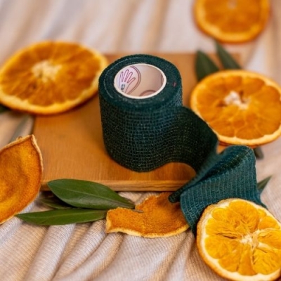 Zielony bandaż piłkarski do podtrzymywania ochraniaczy (tejpy na getry). Elastyczna taśma w kolorze murawy, nie niszczy