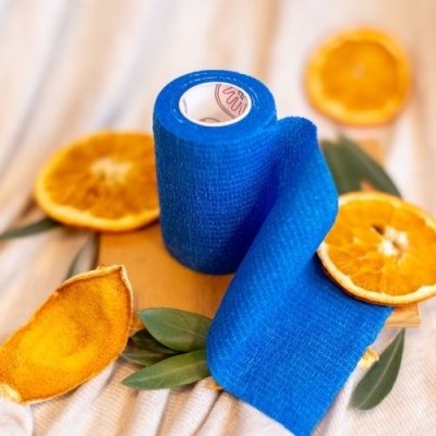 Niebieski bandaż kohezyjny 7,5cm Maxi. Szeroka taśma samoprzylepna na skręconą kostkę i kolano, stabilizacja dla sportow
