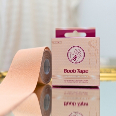 Taśma modelująca biust Boob Tape beżowa - niewidoczny stanik pod suknię ślubną i kreacje z odkrytymi plecami
