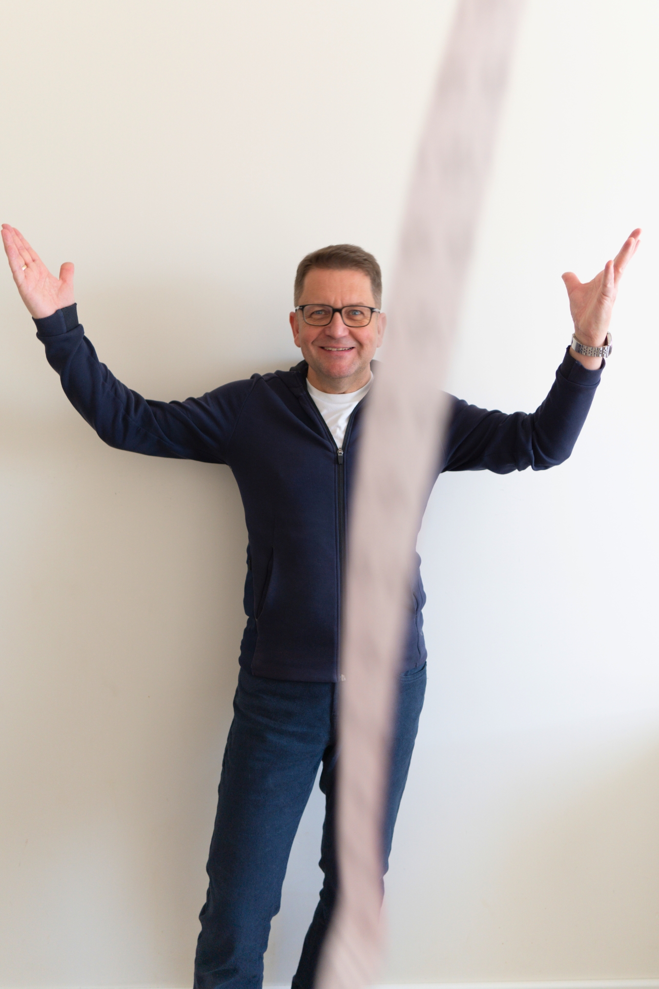 Właściciel marki 5E prezentujący profesjonalne taśmy do kinesiotapingu w biurze we Wrocławiu.